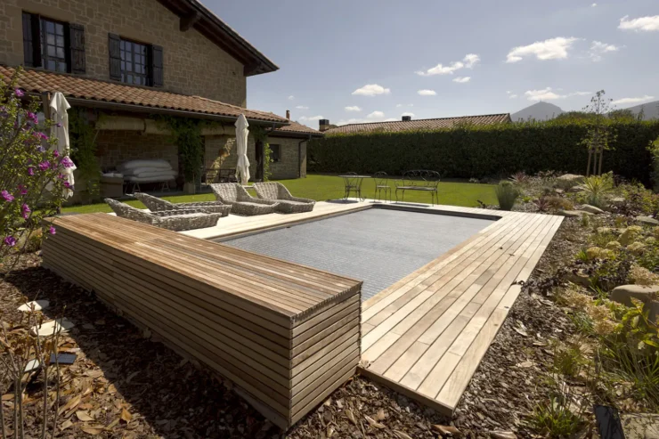 jardín con piscina